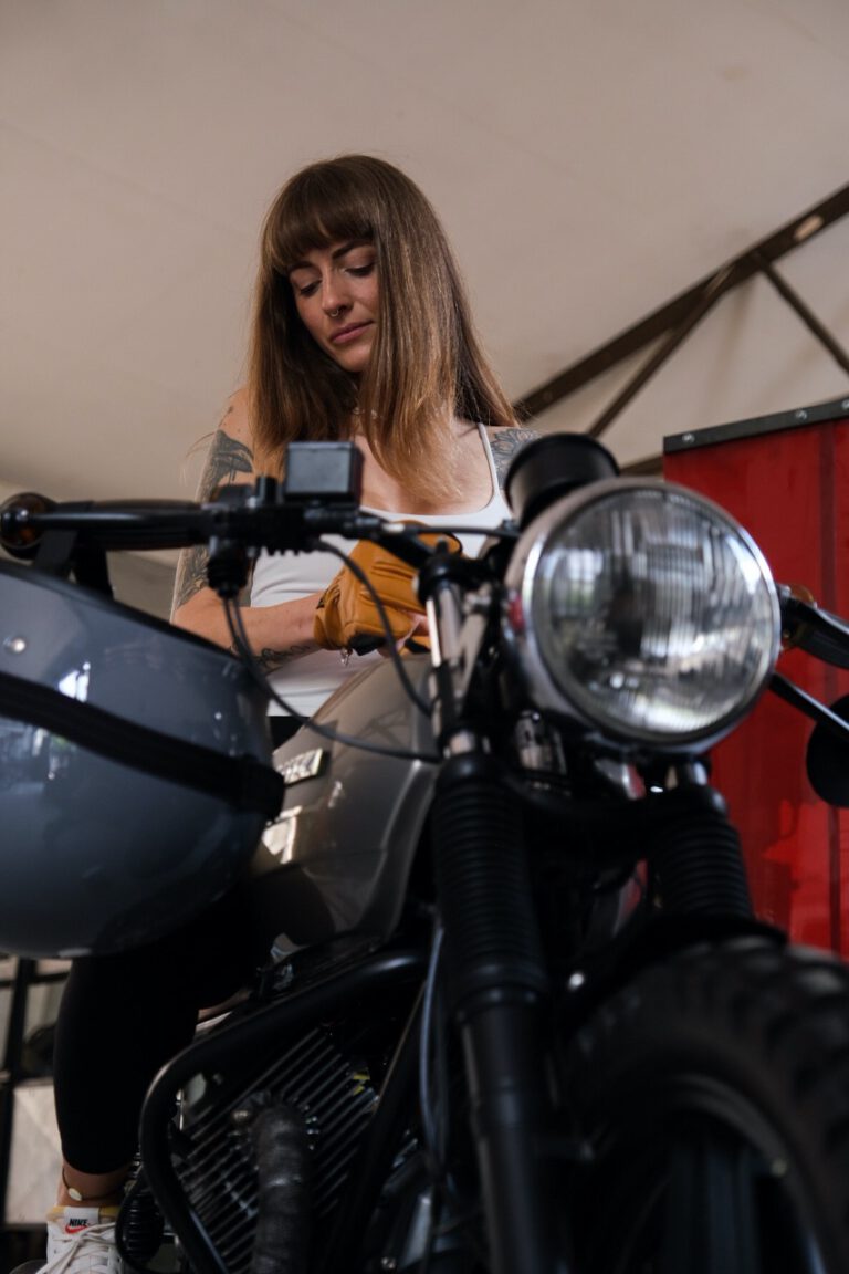 Moto Guzzi V35 - Umbau (Foto by Larina Cartellieri, model Caroline Gutting at "Next Vision #4")