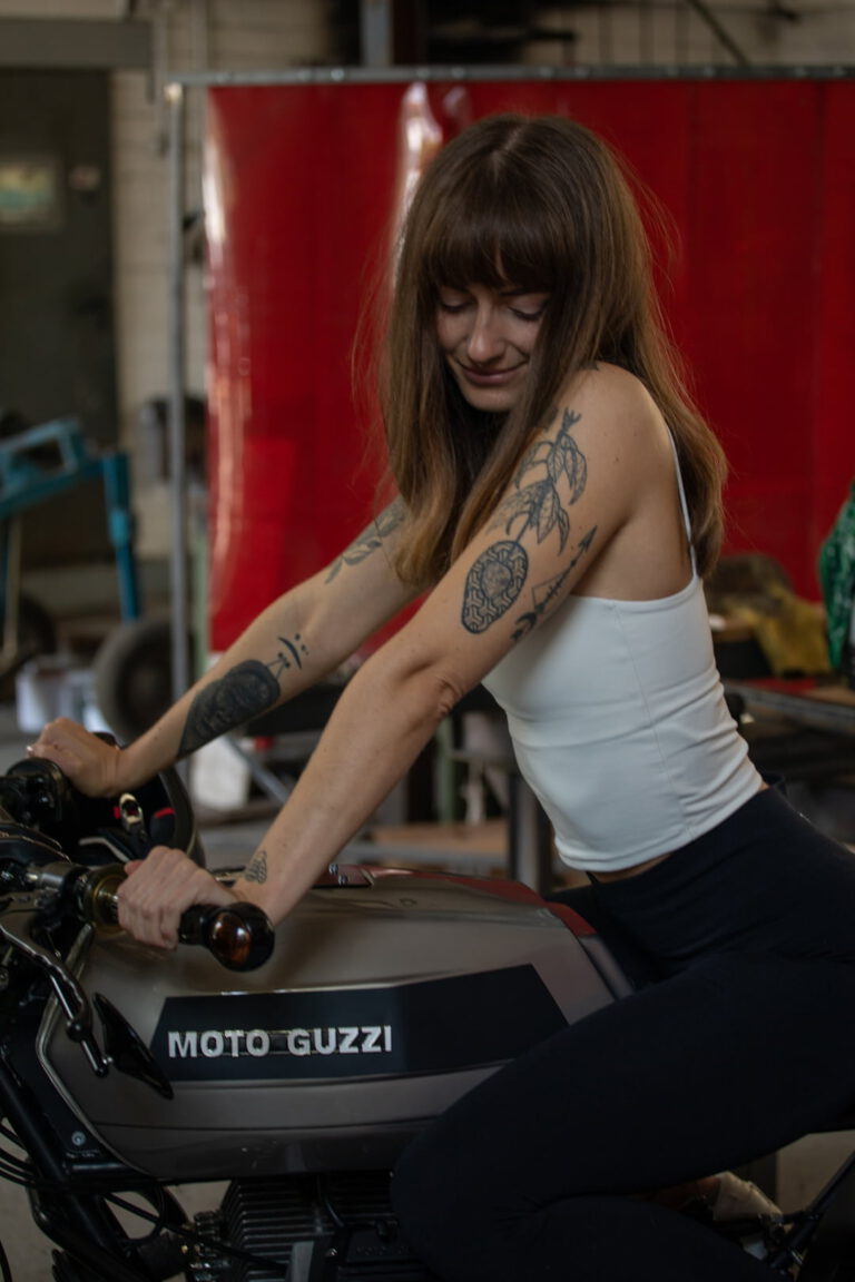 Moto Guzzi V35 - Umbau (Foto by Jacqueline Scherer, model Caroline Gutting at "Next Vision #4")